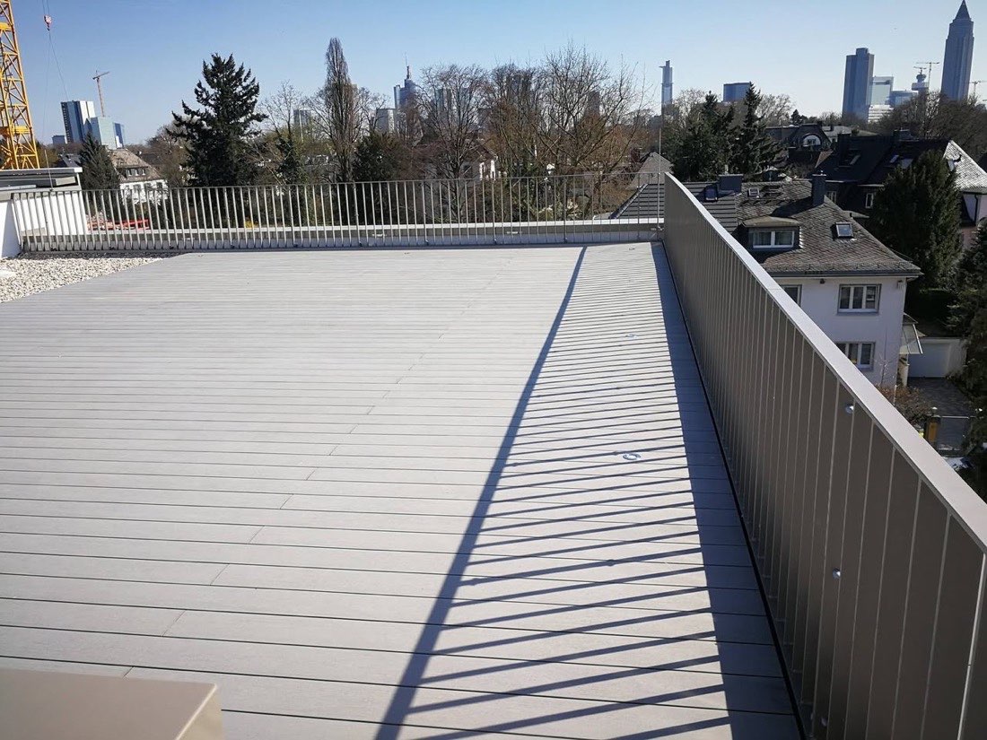 Geländer einer Dachterrasse mit Blick auf die Frankfurter Skyline